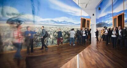 Espejos y paisajes patagónicos en la sala Néstor Kirchner, en el monumental CCK, en Buenos Aires.