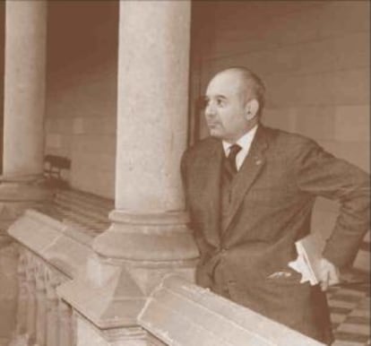 Mart&iacute; de Riquer en 1964 en el edificio hist&oacute;rico de la UB.