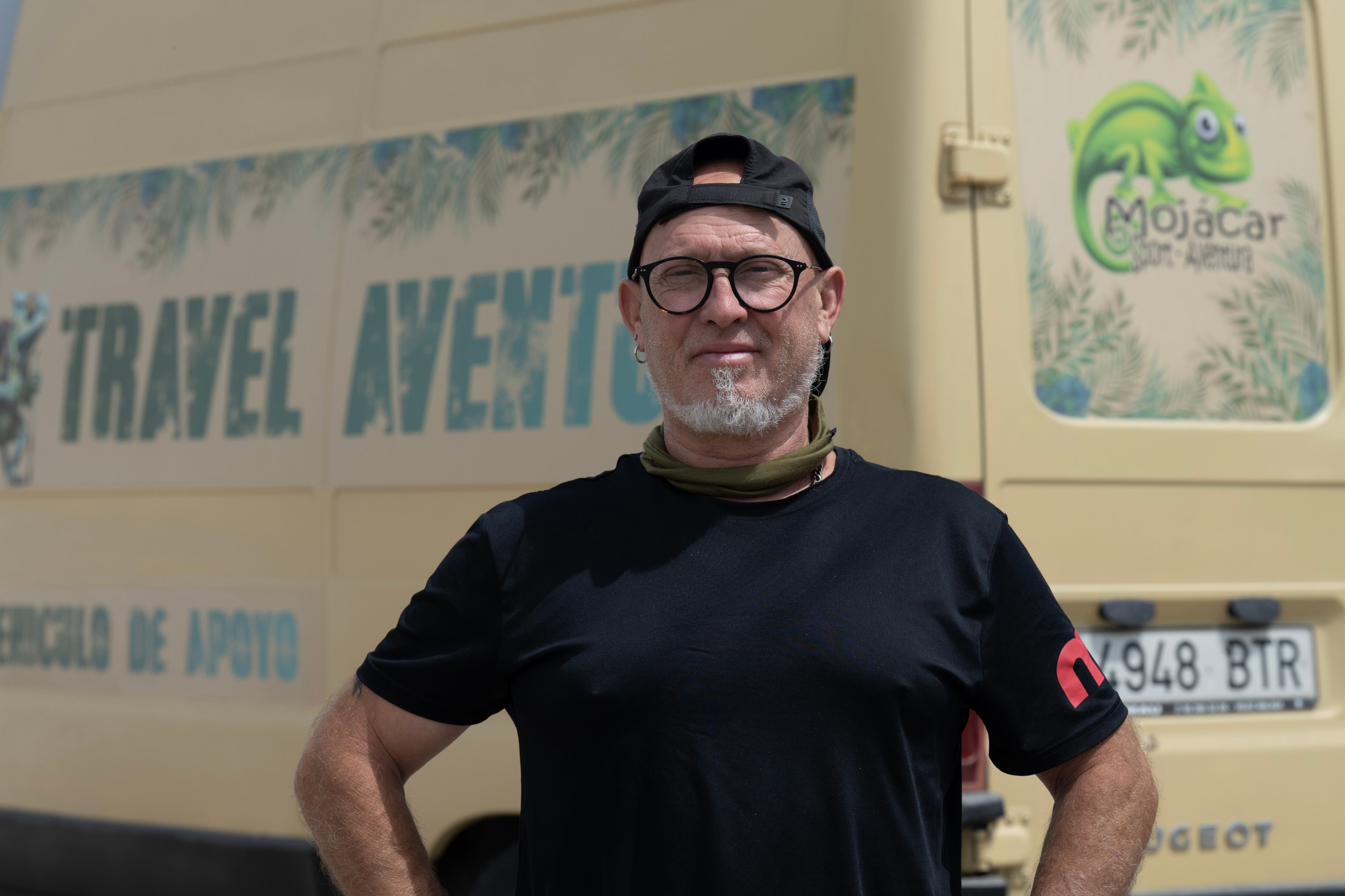 El guía de naturaleza Javier Rodríguez, en las inmediaciones del parador de Mojácar, a donde va a recoger a clientes.