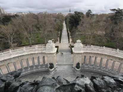 El parque del Retiro, visto desde el mirador del monumento a Alfonso XII; al fondo, el 'Pirulí'.