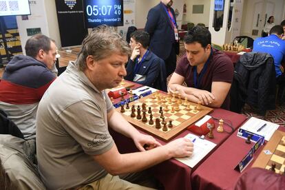 Alexéi Shírov, durante el inicio de su partida frente a Pepe Cuenca. A la izquierda de ambos, Paco Vallejo se enfrenta a Miguel Santos.