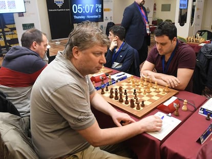 Alexéi Shírov, durante el inicio de su partida frente a Pepe Cuenca. A la izquierda de ambos, Paco Vallejo se enfrenta a Miguel Santos.