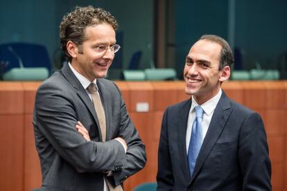 El presidente del Eurogrupo, Jeroen Dijsselbloem, y el ministro chipriota de Econom&iacute;a, Haris Georgiades, en la reuni&oacute;n del Eurogrupo de Bruselas.