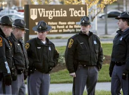 Varios policías esperan fuera de uno de los edificios de la Universidad Politécnica de Virginia donde se produjo la masacre.