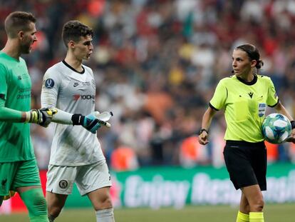 Stephanie Frappart, junto a Kepa y Adrián, antes de la tanda de penatis