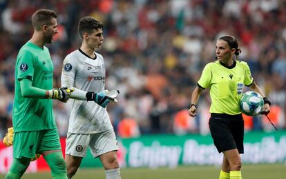 Stephanie Frappart, junto a Kepa y Adrián, antes de la tanda de penatis