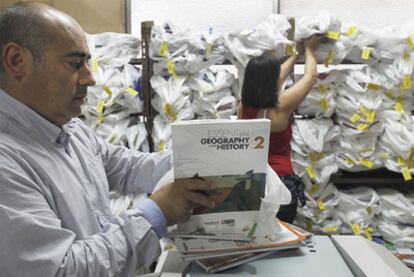 Empleados de una librería de Santiago preparan pedidos de libros de texto para el nuevo curso.