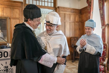 El escultor ha sido investido doctor honoris causa por la Universidad Internacional Menéndez Pelayo (UIMP), en Santander. “Mi gran responsabilidad es introducir belleza en el día a día de la gente”, afirmó el artista en su discurso.