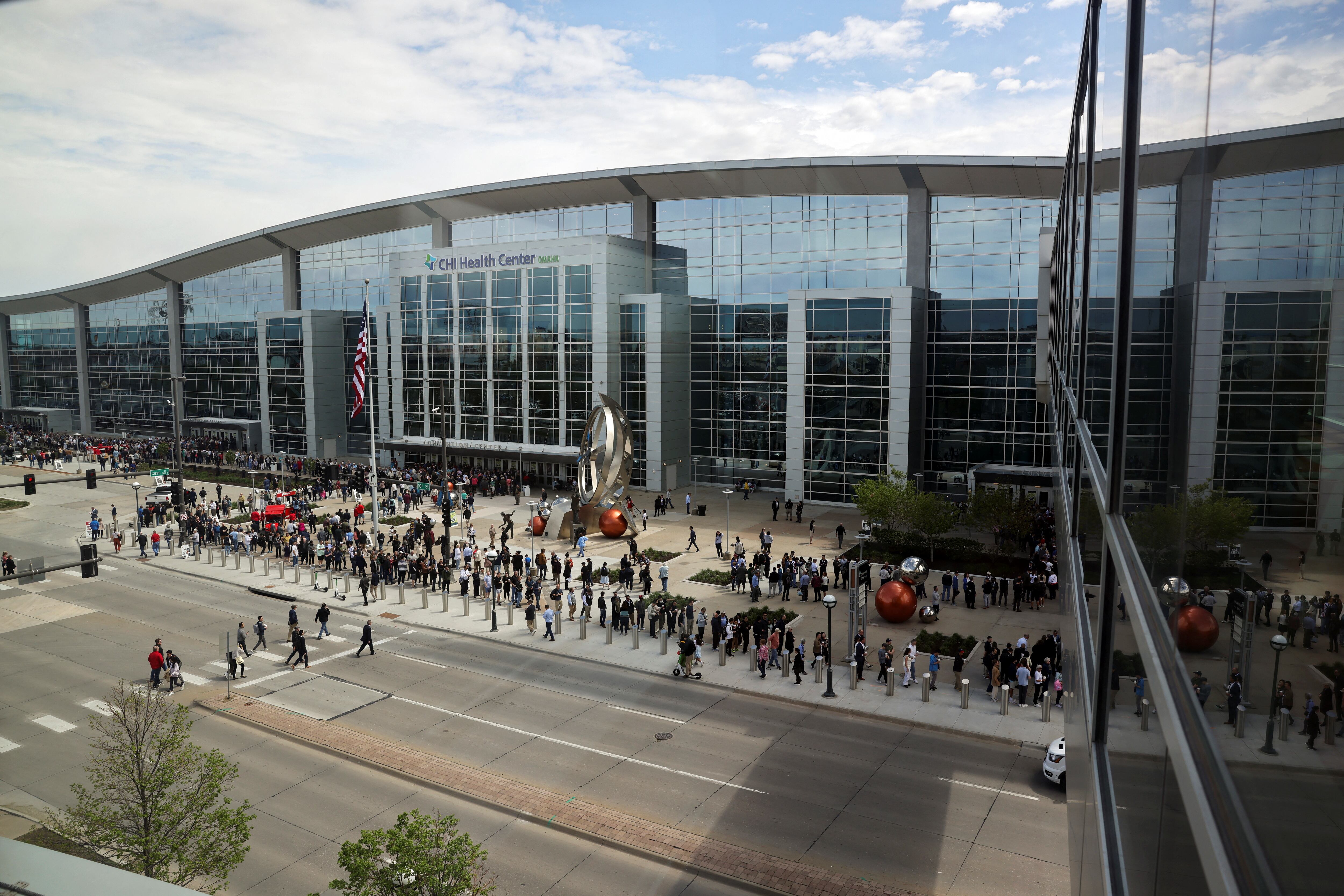 Los accionistas hacen cola para asistir a la junta de accionistas de Berkshire Hathaway en Omaha (Nebraska).