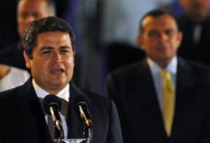 El bloqueo del servicio de telefonía móvil en las cárceles ha afectado a muchos hondureños que residen en los alrededores de las prisiones, por lo que el presidente hondureño, Juan Orlando Hernández (imagen), pidió disculpas y prometió que lo más pronto se les restablecerá, para lo que ha urgido a las telefónicas. EFE/Archivo