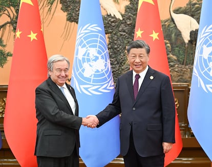 Saludo entre António Guterres y Xi Jinping, este miércoles en Pekín.