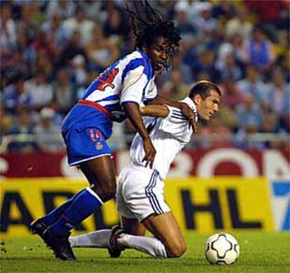 Zidane cae al suelo ante el deportivista Emerson.