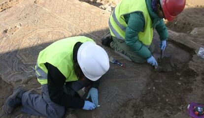Trabajos de excavaci&oacute;n en la villa romana del Pont del Treball (Barcelona).
 