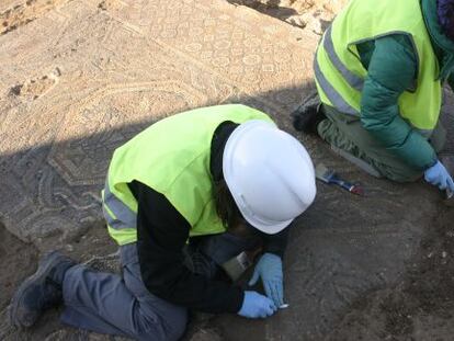 Trabajos de excavaci&oacute;n en la villa romana del Pont del Treball (Barcelona).
 
