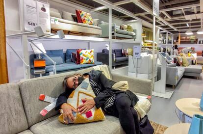 Carola, en la tienda de Ikea de la Gran Via de L'Hospitalet de Llobregat (Barcelona).