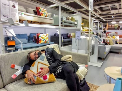 Carola, en la tienda de Ikea de la Gran Via de L'Hospitalet de Llobregat (Barcelona).