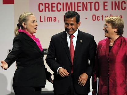 Hillary Clinton (izquierda),  Ollanta Humala y Michelle Bachelet, durante el foro Poder: La Mujer como Motor de Inclusi&oacute;n y Crecimiento Social, celebrado en Lima.
