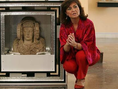 La ministra Carmen Calvo, junto a la Dama de Elche, en el Museo Arqueológico Nacional en mayo.