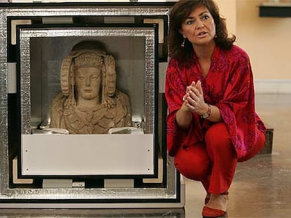 La ministra Carmen Calvo, junto a la Dama de Elche, en el Museo Arqueológico Nacional en mayo.