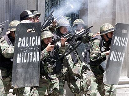 La Policía Militar dispara gases lacrimógenos ante la sede de la presidencia boliviana en La Paz.