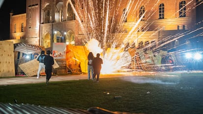 Las bengalas lanzadas por manifestantes proisrael explotan frente a la barricada del campamento solidario propalestina en la Universidad de California en Los Ángeles (UCLA, por sus siglas en inglés), este jueves de madrugada.