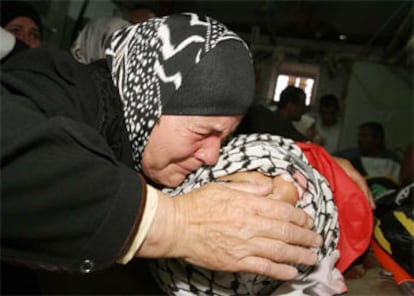 Una mujer palestina llora a su hijo de 17 años, muerto a manos de soldados israelíes.