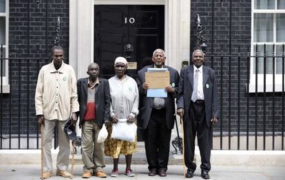 Veteranos Mau Mau de Kenia entregan una carta de protesta en la residencia del primer ministro británico en 2009.