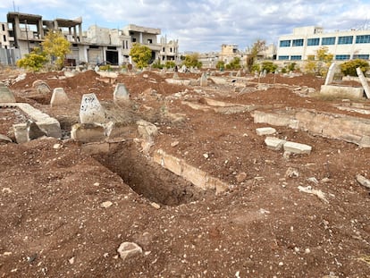 El llamado Parque de los Mártires, donde fueron enterradas algunas de las víctimas del ataque químico a Jan Sheijun. Los vecinos explican que algunas tumbas fueron profanadas por los soldados del régimen.