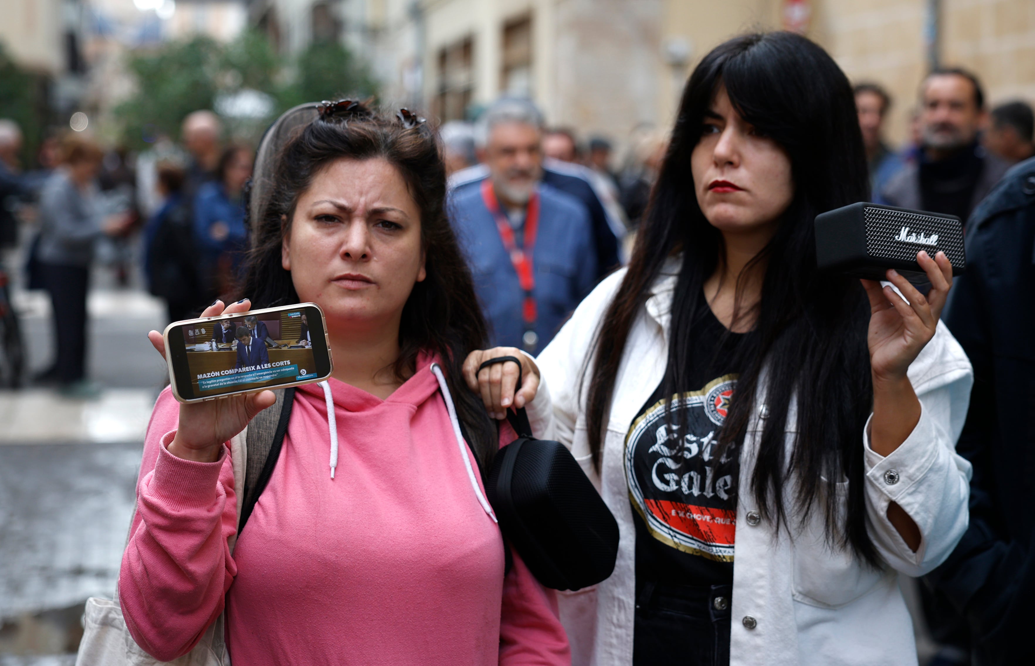 90 minutos de protestas, Paquita la del barrio y mucha indignación frente al Parlamento valenciano 