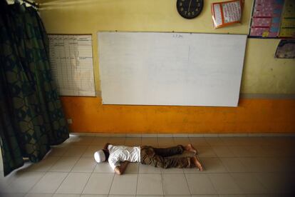 Un niño musulmán tumbado en el suelo de su clase en la escuela privada de Rohingya, en Kuala Lumpur (Malaysia).