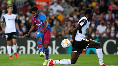 Ansu, en el momento de ejecutar el disparo que acabó en el primer gol del Barcelona.