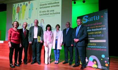 Participantes en la mesa que ha abierto las jornadas de Sartu en Bilbao.
