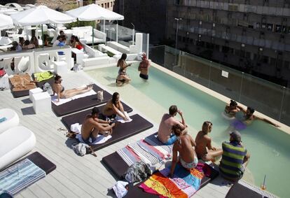 Bañistas disfrutan de la terraza de Gymage.