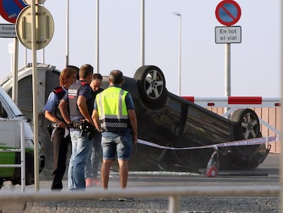 <b>Atemptat de Cambrils (Tarragona).</b> Un agent dels Mossos abat quatre dels terroristes; es pensava que duien explosius adossats al cos, però no era cert. El cinquè terrorista recorre uns 400 metres i mata Ana Suárez, però després va ser abatut a tirs. En la imatge, l'Audi A3, bolcat.