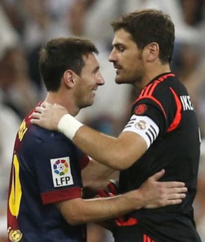 Messi se abraza con Iker Casillas al acabar el partido.