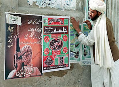 Un joven estudiante musulmán pega carteles llamando a la guerra santa en la localidad de Quetta, al suroeste de Afganistán.