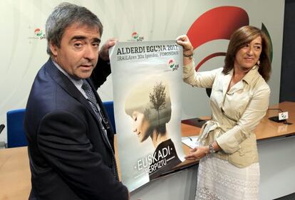 García Salazar y Aurrekoetxea exhiben el cartel del próximo Alderdi Eguna.