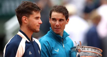 Thiem y Federer posan tras la final del domingo en París.