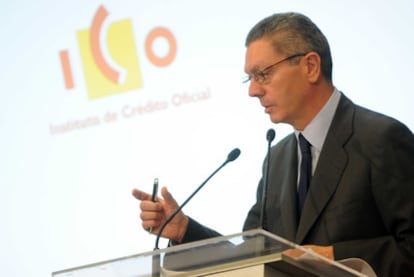 El alcalde de Madrid, Alberto Ruiz-Gallardón, durante la sucripción de la línea de crédito.