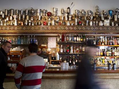 Las cafeteras antiguas destacan por encima de la barra del bar La Habanilla, en Sevilla. 