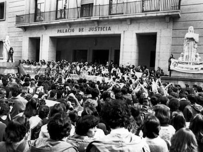 Cientos de mujeres se concentraron en octubre de 1979 delante del Palacio de Justicia de Bilbao, en protesta por el juicio contra las 11 de Basauri.