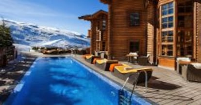 Piscina en El Lodge, con vista a Sierra Nevada.