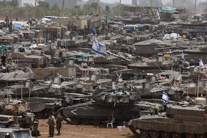 Soldados israelíes permanecen junto a los tanques a la espera de órdenes, cerca de la frontera con Gaza, este sábado.