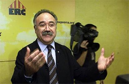El líder de ERC, Josep Lluís Carod, durante la declaración que hizo ayer en la sede de su partido.