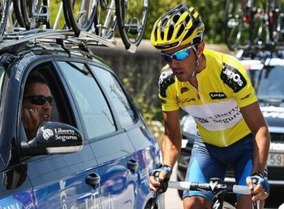 Nuno Ribeiro, sobre la bicicleta, conversa con Américo Silva en el transcurso de la Vuelta a Portugal 2009.