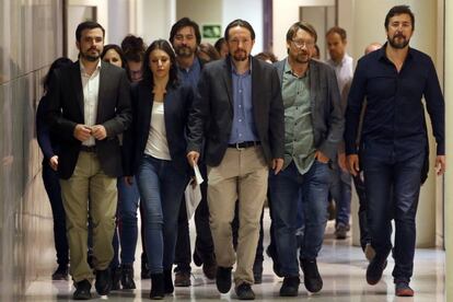 El líder de Podemos, Pablo Iglesias, (centro) junto a los portavoces del grupo de Unidos Podemos antes de anunciar su propuesta de moción de censura.
