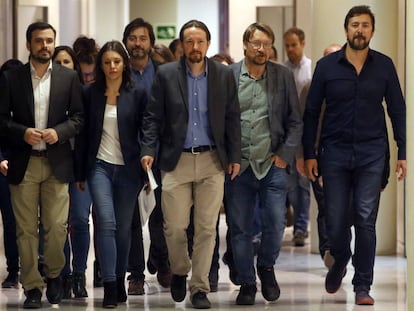 El l&iacute;der de Podemos, Pablo Iglesias, (centro) junto a los portavoces del grupo de Unidos Podemos antes de anunciar su propuesta de moci&oacute;n de censura.