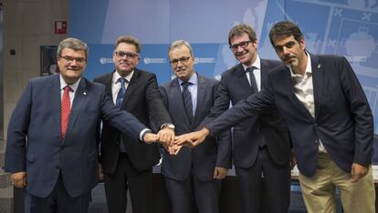 El consejero Alfredo Retortillo (centro), junto a los alcaldes de las tres capitales vascas y el presidente de Eudel, a su derecha.