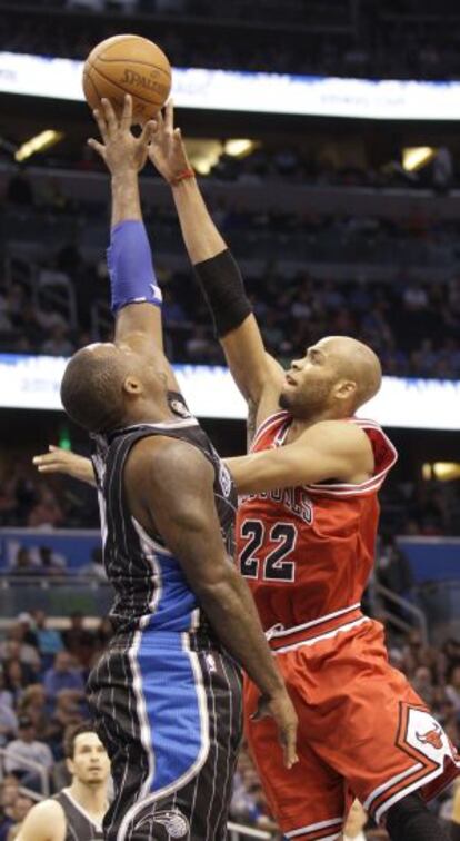 Glen Davis trata de taponar a Taj Gibson's