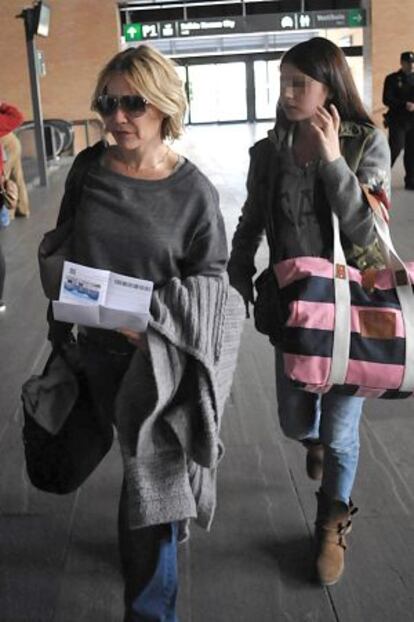 Cayetana Martínez de Irujo, junto a su hija, Tana.